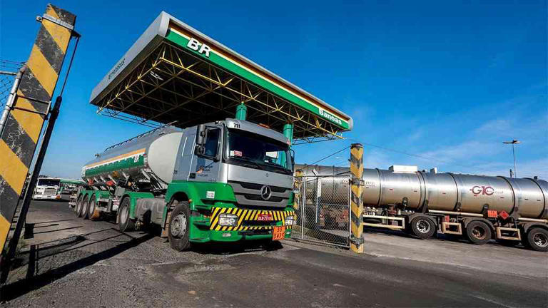 Petrobras reduz preço do combustível, que não chega aos consumidores