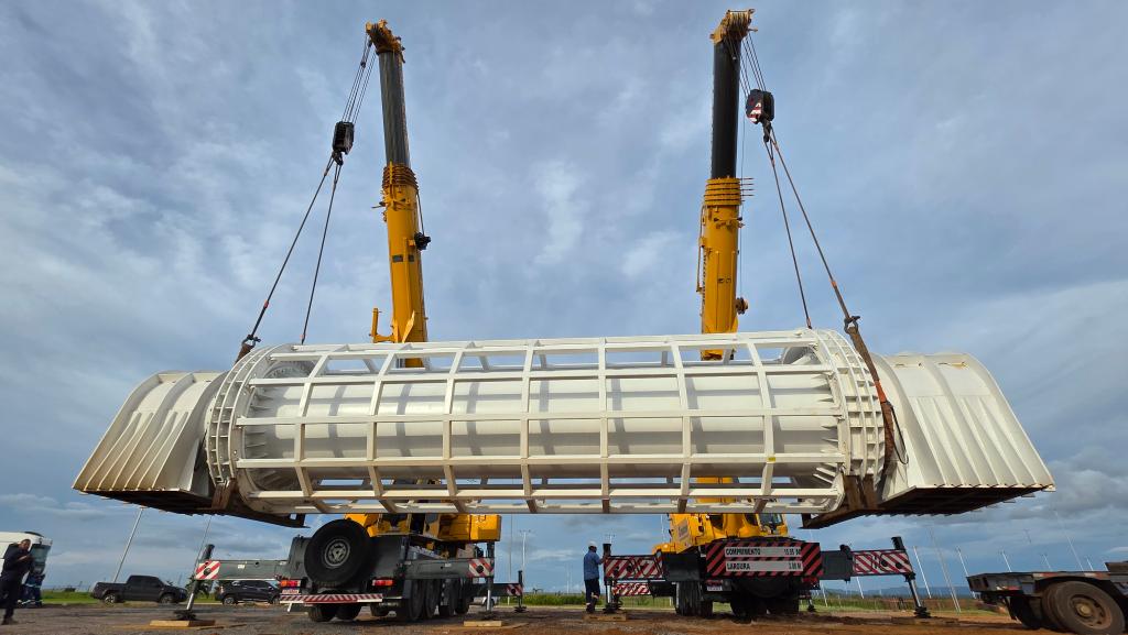 Com mais de 70 toneladas, eixo da roda-gigante chega ao Parque Novo Mato Grosso