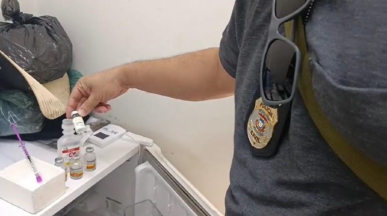 Polícia prende enfermeira que fingia ser médica e usava medicamentos irregulares em clínica de estética