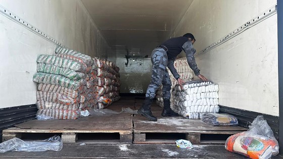 Caminhão com 520 fardos de comida e material de limpeza abasteceria facção em Lucas do Rio Verde