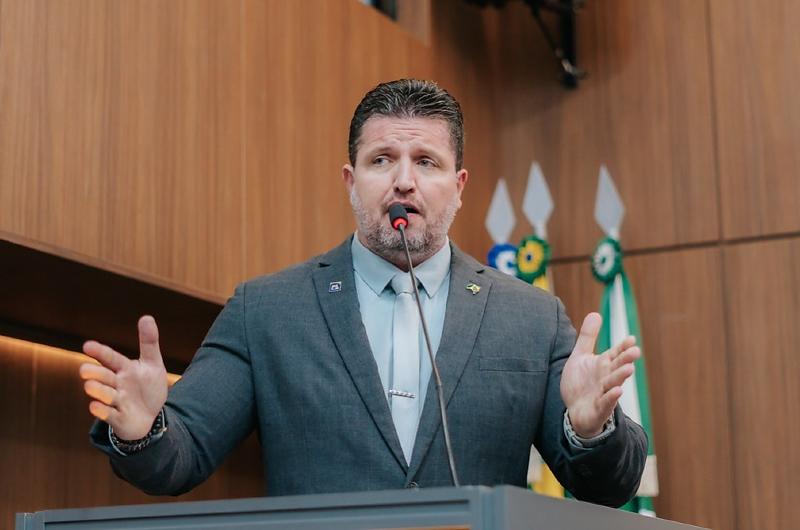 Projeto de Ranalli proíbe bandeiras não institucionais em escolas para barrar símbolos LGBT