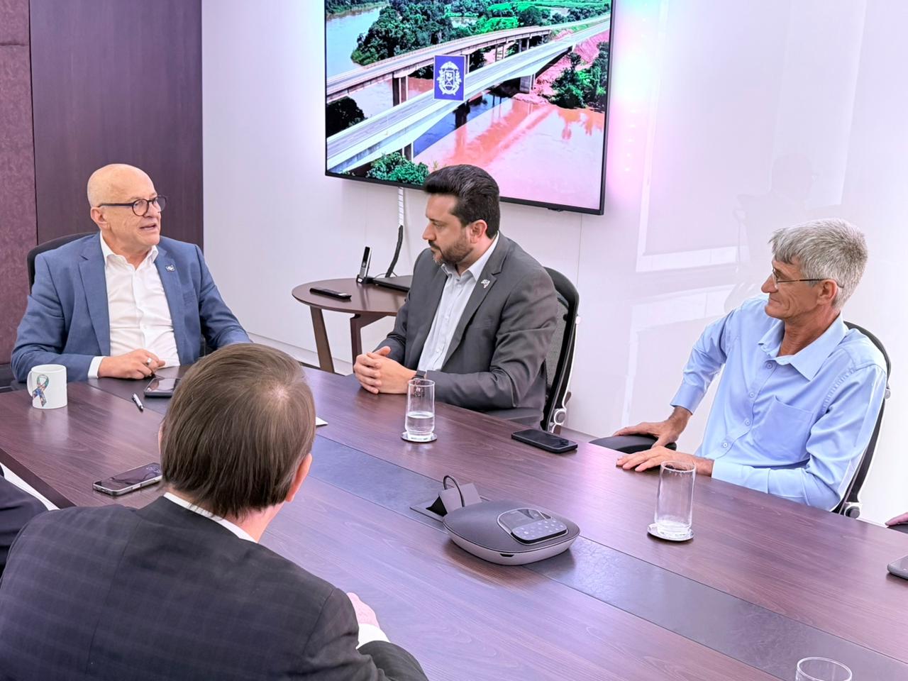 Governo de MT debate fortalecimento dos municípios na manutenção de estradas rurais