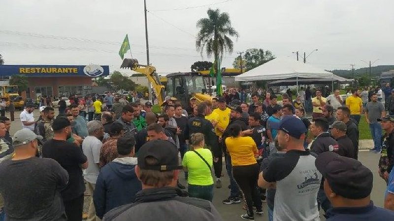 Câmara aprova anistia a multas por bloqueios de estradas após derrota de Bolsonaro e cria piso de R$ 5 mil para caminhoneiro