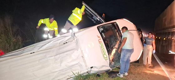 Van com 11 funcionários da Rota do Oeste tomba em Lucas do Rio Verde; Strada e Up batem no mesmo trecho