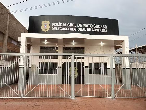 Mãe sai pra encher a cara e deixa filha de 10 anos sozinha no escuro; criança pede socorro e vizinhos arrombam a porta