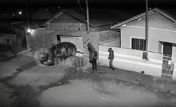 Câmeras flagram falsos policiais invadindo casa para executar servidor em Mirassol; vídeo