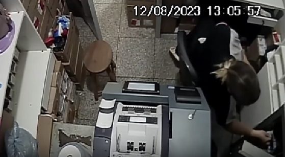 Fantástico mostra ex-funcionária retirando bilhete premiado da Mega do cofre de lotérica em Sinop
