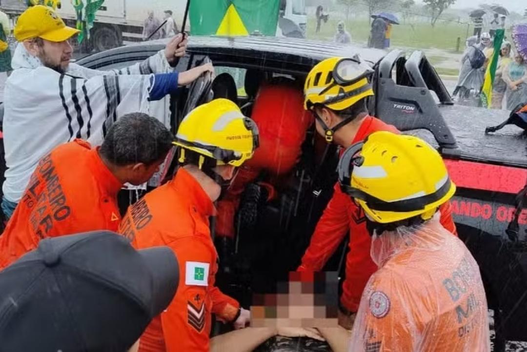 Raio atinge concentração de ato pró-Bolsonaro em Brasília e deixa manifestantes feridos