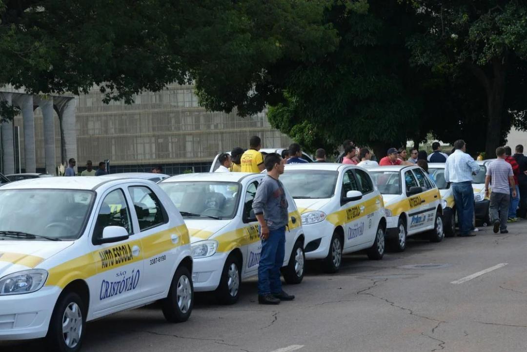 Fim da baliza, prova de rampa e carro automático: o que muda pra tirar CNH em SP em 2026?