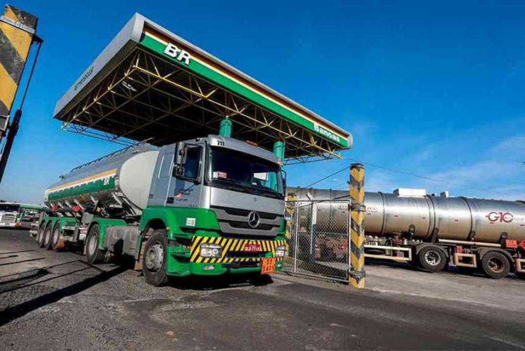 Petrobras reduz preço do combustível, que não chega aos consumidores