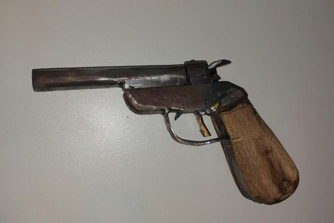 PM apreende adolescente e localiza arma de fogo escondida em câmara fria de supermercado
