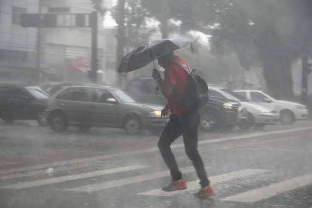 Inmet emite alerta vermelho para Juiz de Fora, Ubá; RJ, ES e SP também recebem