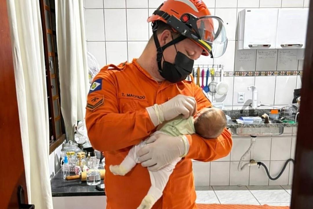 Corpo de Bombeiros socorre bebê recém-nascido que engasgou com saliva