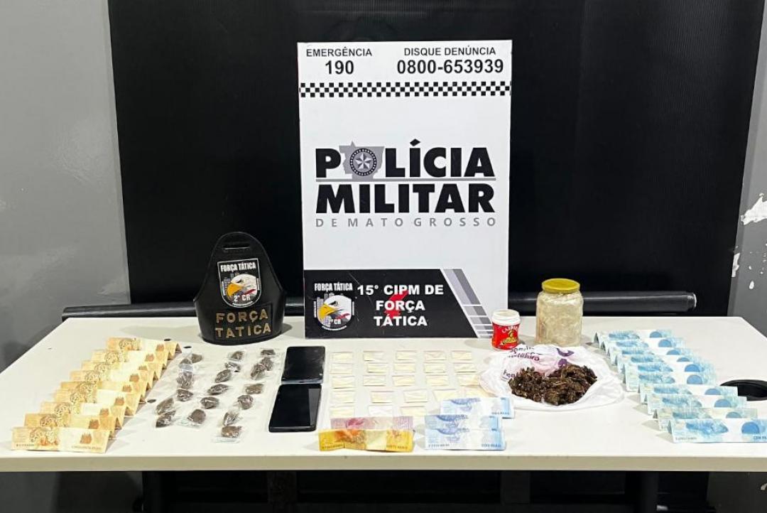 Força Tática prende dupla por tráfico de drogas e apreende 42 porções de entorpecentes