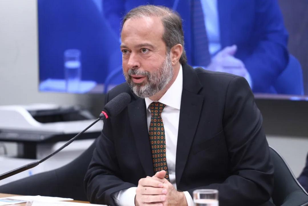 Governo não irá intervir em preços dos combustíveis, diz Silveira