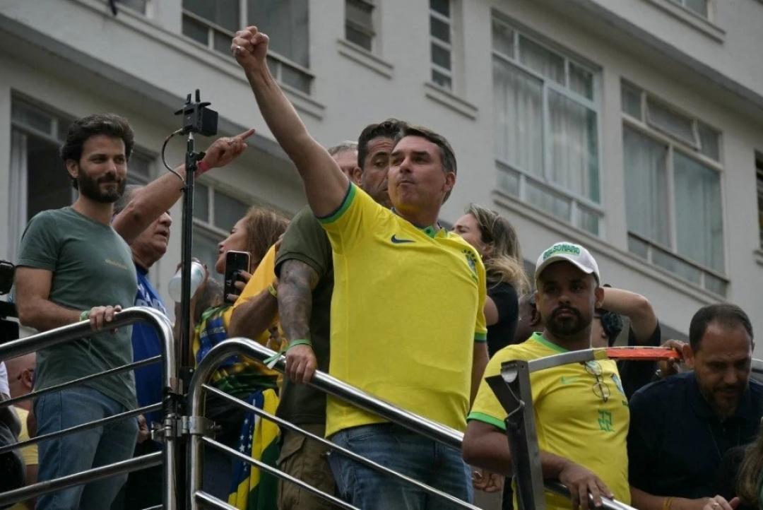 Flávio Bolsonaro confirma vinda a Mato Grosso para lançar Medeiros ao Senado