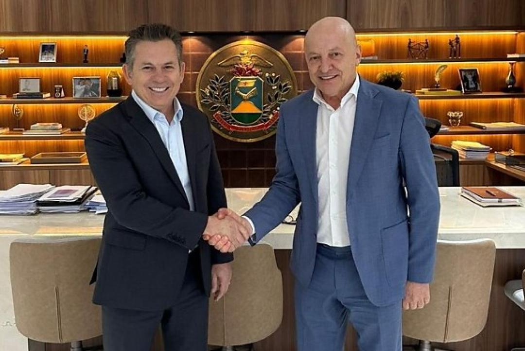 Mauro passa o comando do Governo de MT para Pivetta em cerimônia com troca de secretários