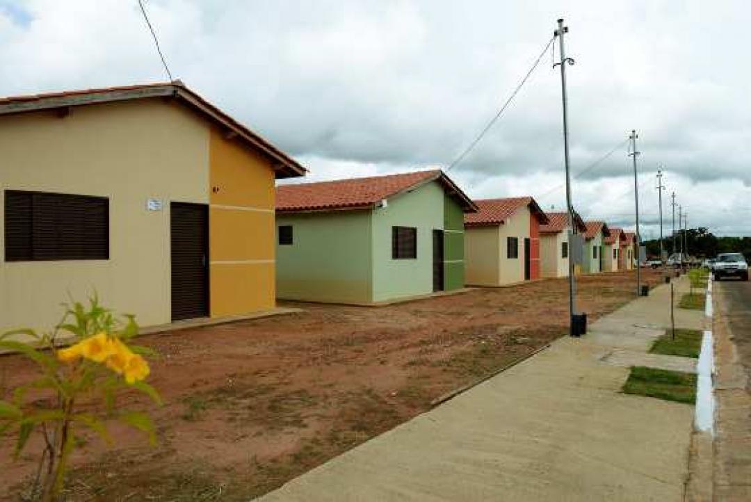 Governo de MT anuncia 60 mil casas; mães solteiras e vítimas de violência terão preferência