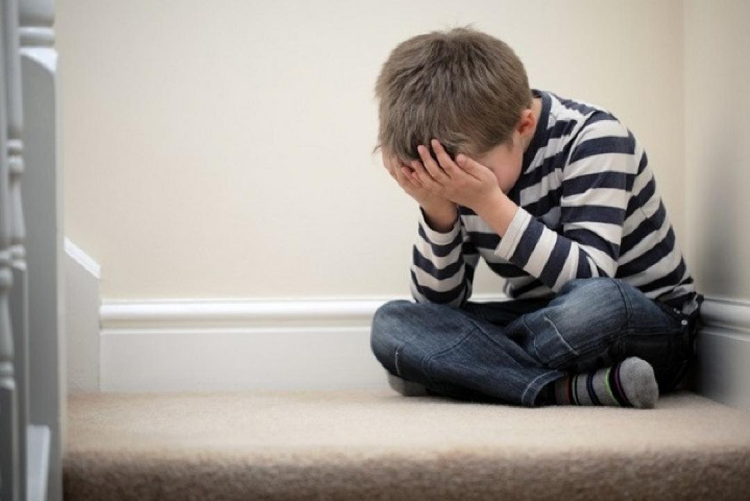 Menino de 6 anos é abandonado sozinho em casa; mãe é presa após balada