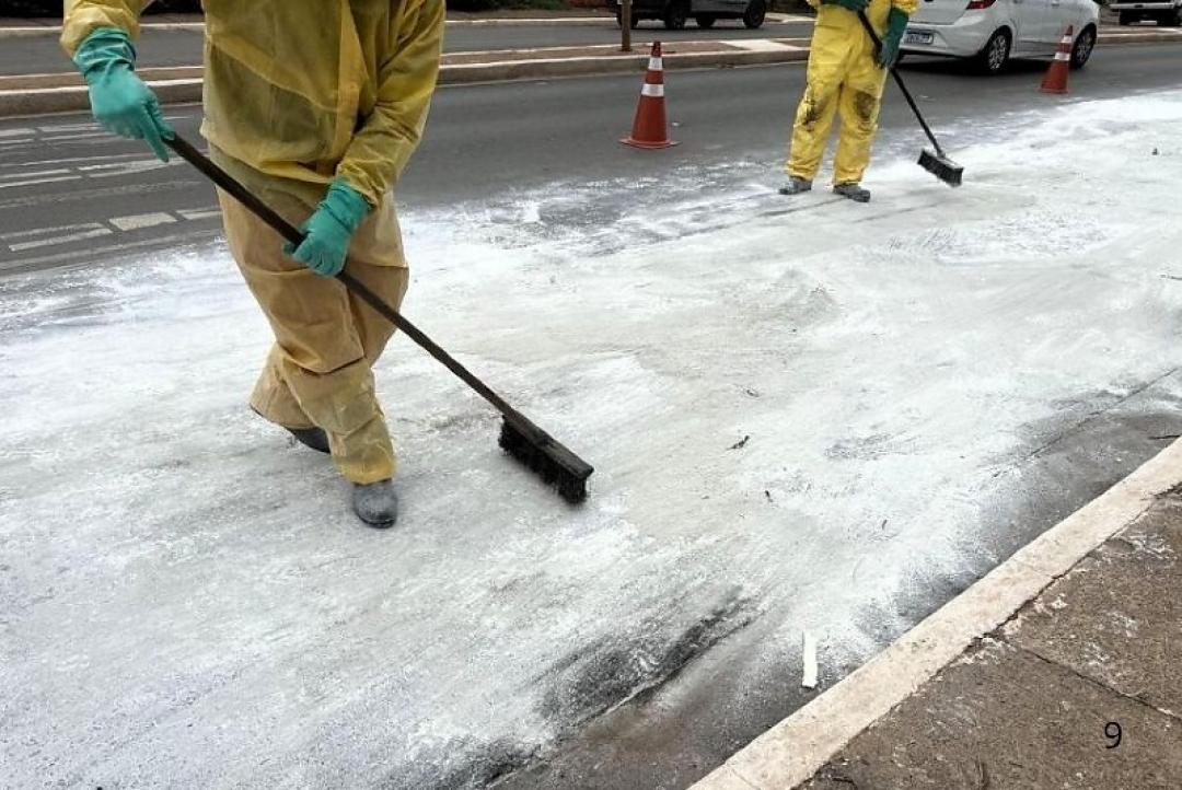 Mais de 60 litros de ácido vaza de caminhão em Várzea Grande e área é isolada