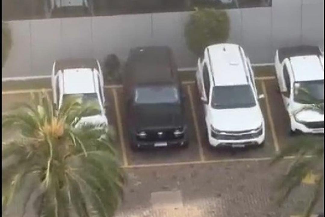 Ladrão rouba celular, foge pela mata e tenta se esconder embaixo de carro em Cuiabá