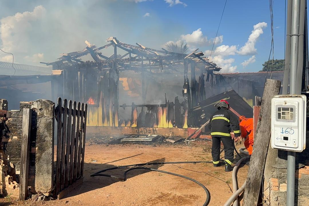 CASA FICA TOTALMENTE DESTRUÍDA APÓS INCÊNDIO NO BAIRRO SÃO JOSÉ OPERÁRIO 