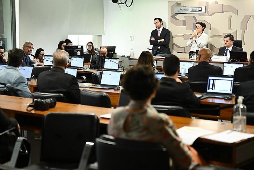 Menores infratores poderão ser internados por 10 anos