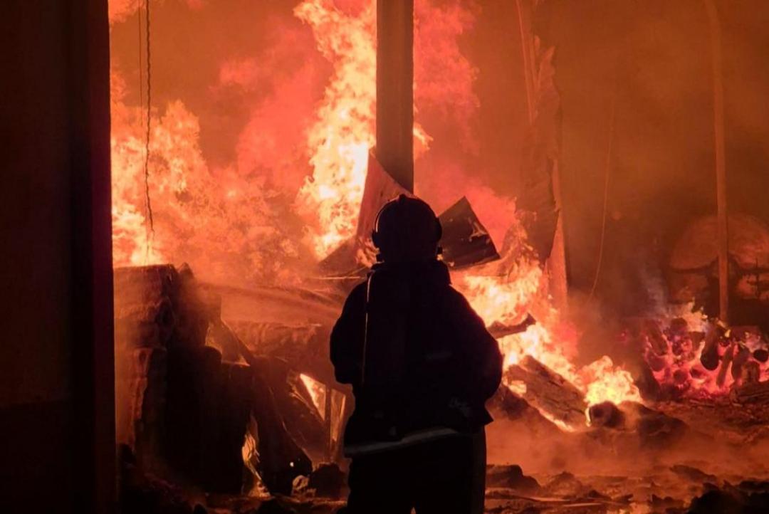 Corpo de Bombeiros extingue incêndio em fábrica de ração em Sinop