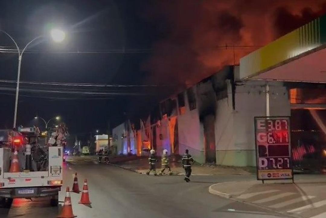 Incêndio destrói anexo da Secretaria de Educação de Várzea Grande; prédio fica ao lado de posto de combustível