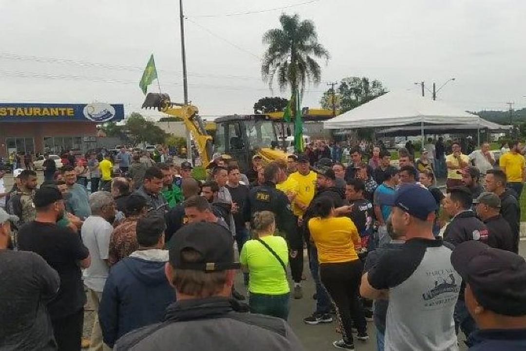 Câmara aprova anistia a multas por bloqueios de estradas após derrota de Bolsonaro e cria piso de R$ 5 mil para caminhoneiro