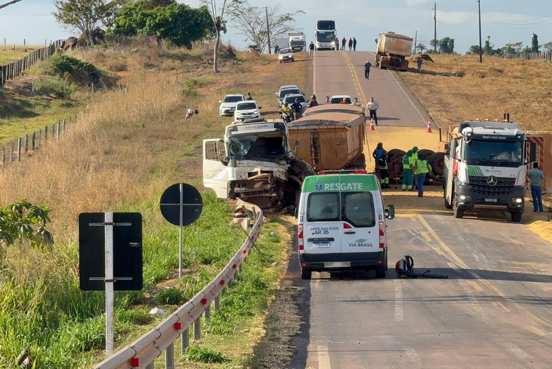 Vagão de carreta se desprende e provoca grave acidente na MT-320 entre Carlinda e Del Rey
