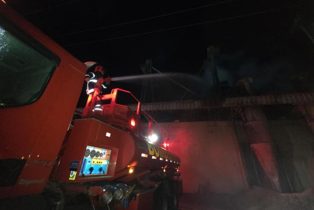 Bombeiros combatem incêndio de grandes proporções em secador de grãos