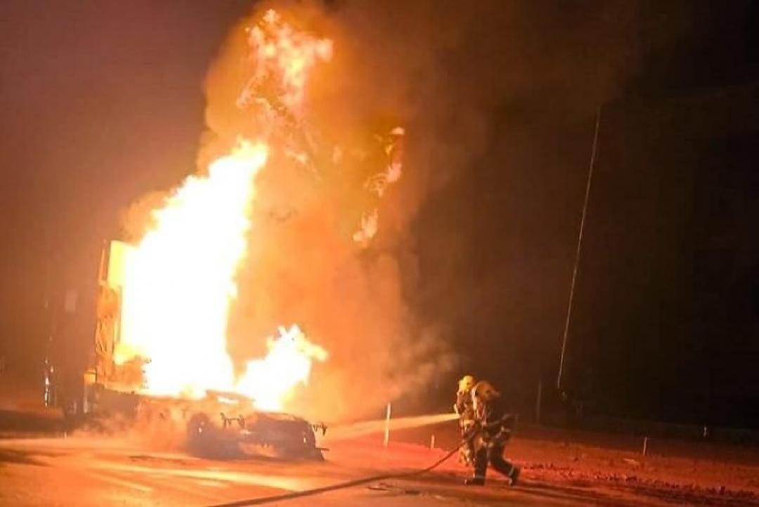 Caminhão pega fogo na BR-163 e bombeiros usam 4 mil litros de água no combate