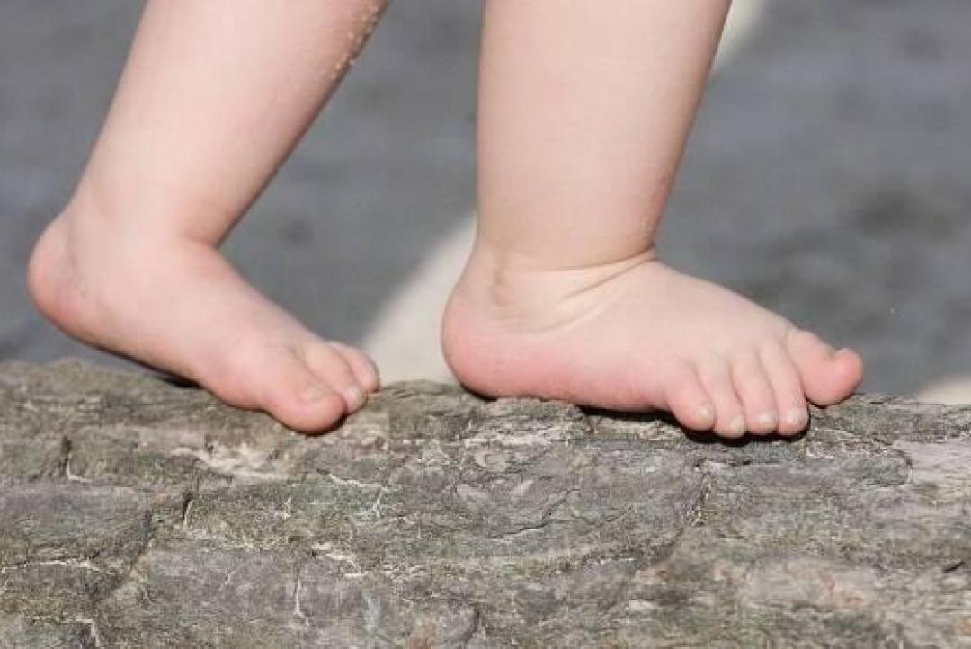 Bebê de 1 ano é achado sozinho na rua de madrugada após mãe passar a noite bebendo em MT