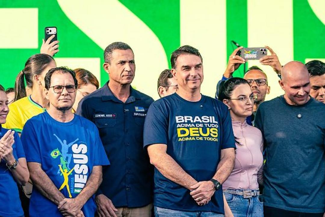 Assis participa da Marcha para Jesus ao lado de Flávio Bolsonaro e lideranças do PL