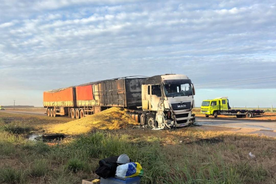 Corpo de Bombeiros combate incêndio em carreta na BR-163