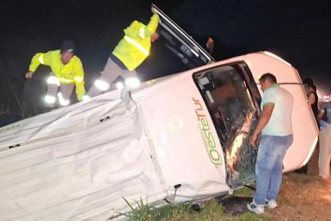 Van com 11 funcionários da Rota do Oeste tomba em Lucas do Rio Verde; Strada e Up batem no mesmo trecho