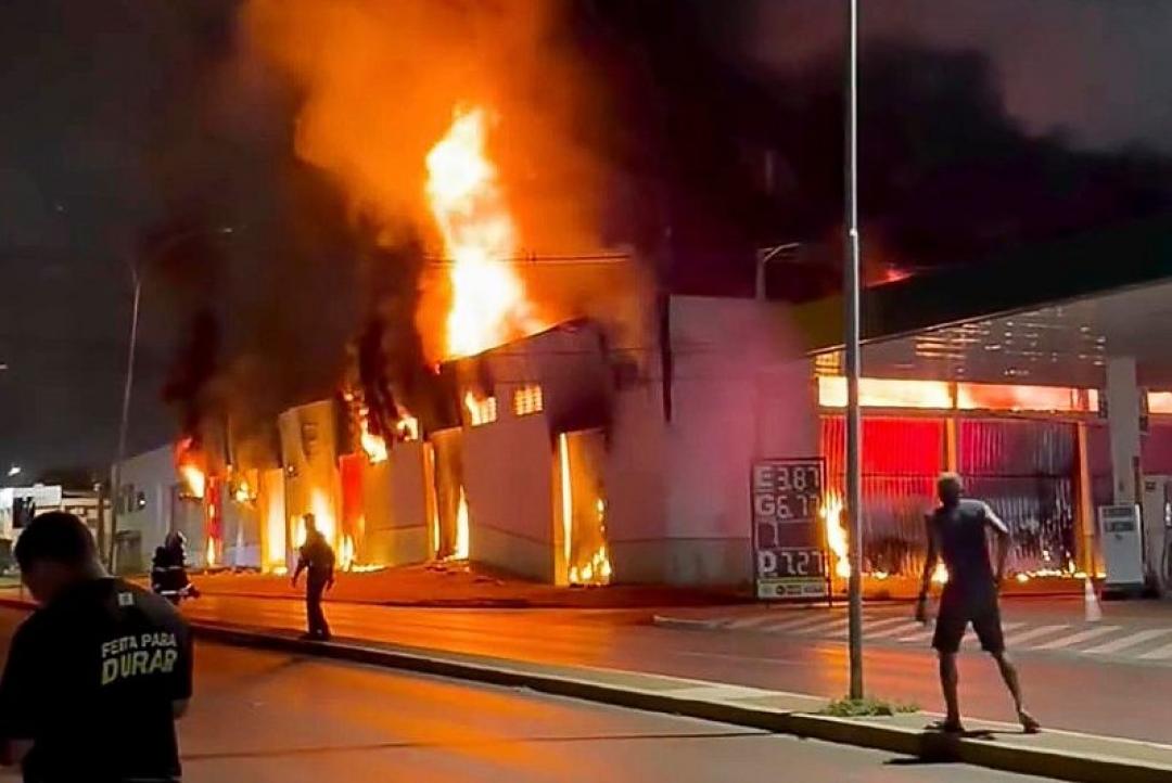 Politec descarta incêndio criminoso e aponta falha elétrica em depósito da Educação de Várzea Grande