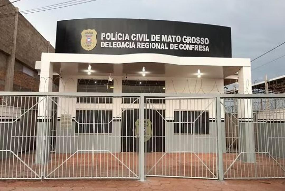 Mãe sai pra encher a cara e deixa filha de 10 anos sozinha no escuro; criança pede socorro e vizinhos arrombam a porta