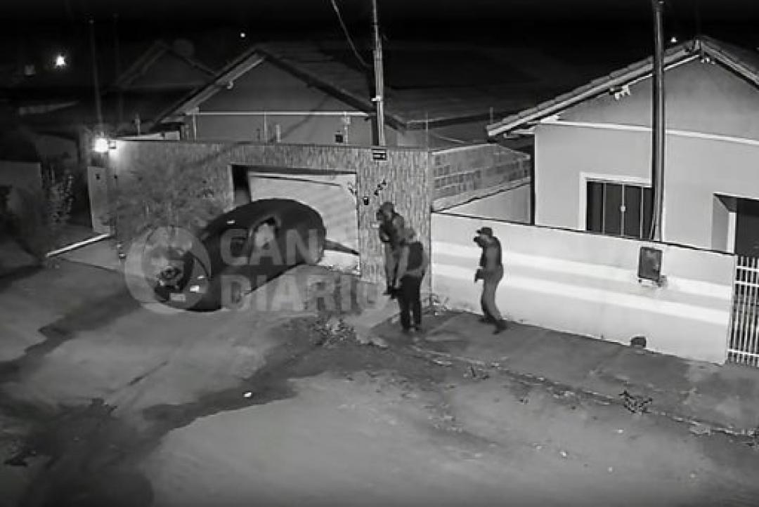 Câmeras flagram falsos policiais invadindo casa para executar servidor em Mirassol; vídeo