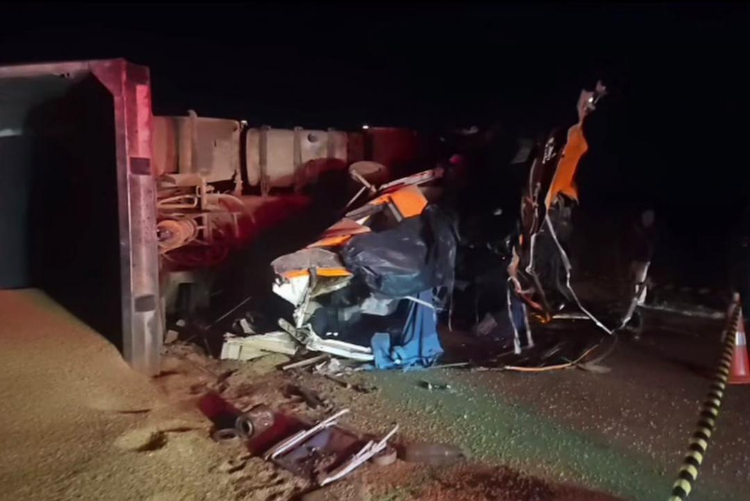 Motorista morre em colisão entre caminhões na MT-320