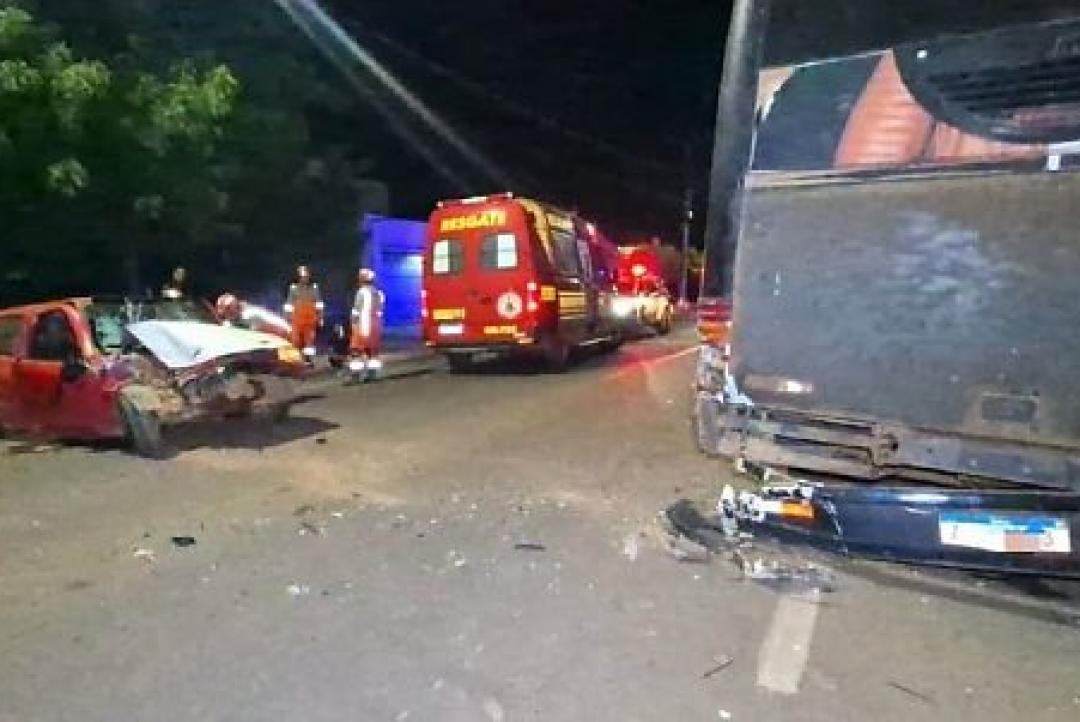 Motorista bêbado bate gol em ônibus estacionado, mata passageira e acaba preso em Sinop
