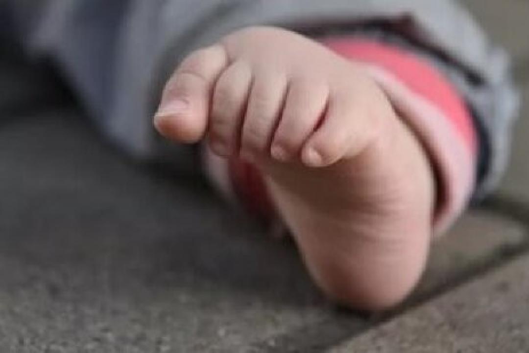 Irritada com o choro do filho, mãe adolescente agride bebê de cinco meses com tapas na cabeça