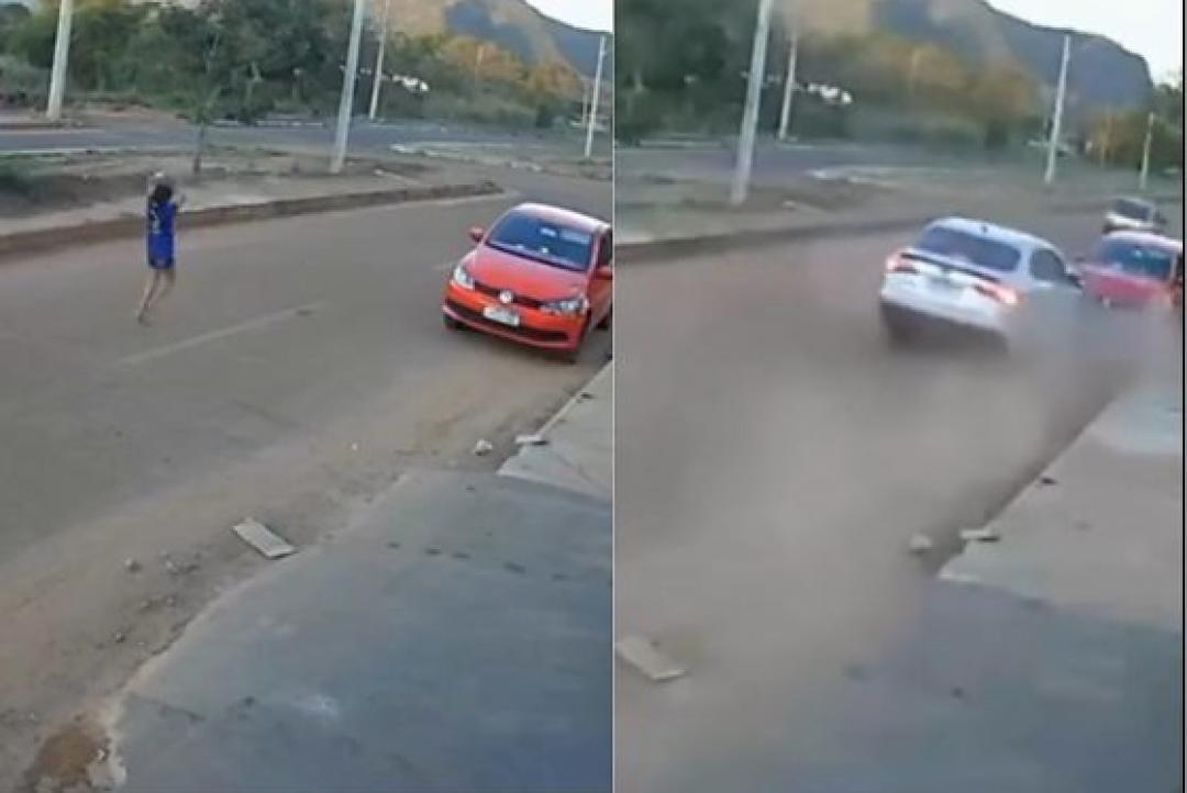 Criança é lançada após carro em alta velocidade destruir veículo estacionado