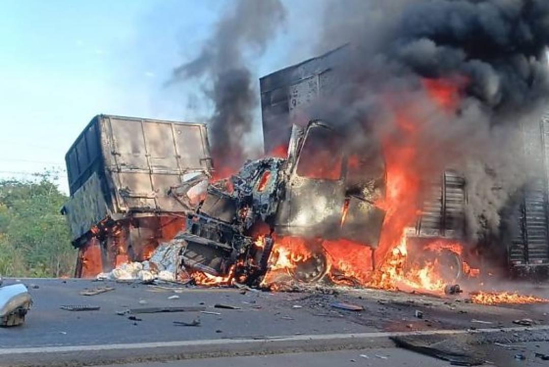 Carretas batem de frente e pegam fogo na BR-364; veja vídeo