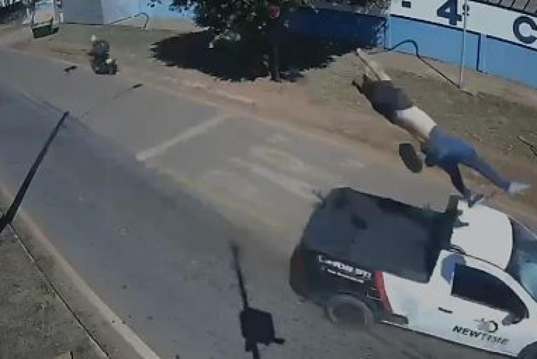 Câmera registra momento em que entregadora bate de frente em carro e é arremessada