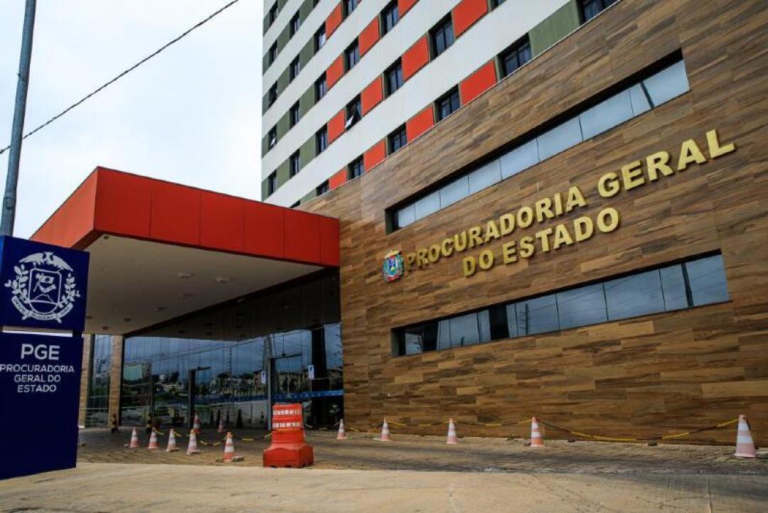 Governo de MT aciona BMG, Santander, Pan, Daycoval e mais 6 bancos na Justiça por 