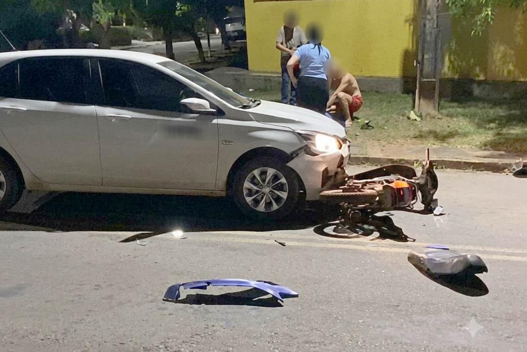 Motociclista sofre fratura exposta após acidente em cruzamento