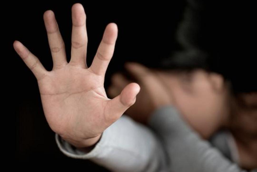 Mãe vai parar na delegacia por bater na filha de 15 anos que sumiu e só voltou pra casa de madrugada