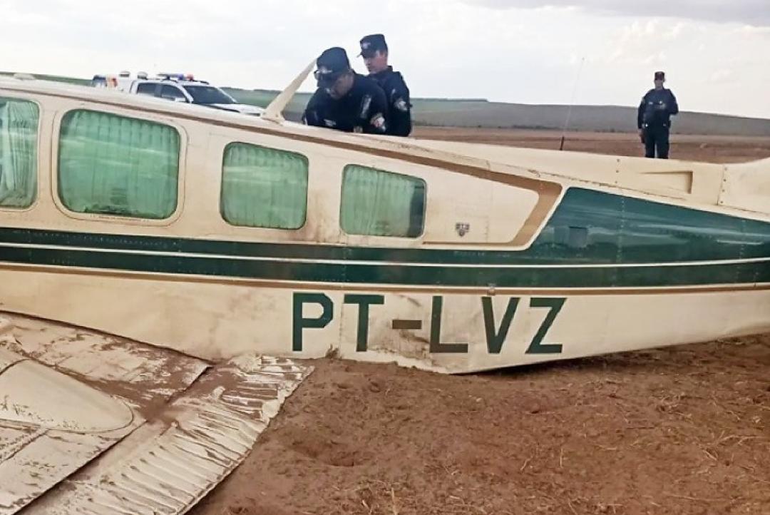 Avião abandonado em rodovia de MT pode ter ligação com tráfico